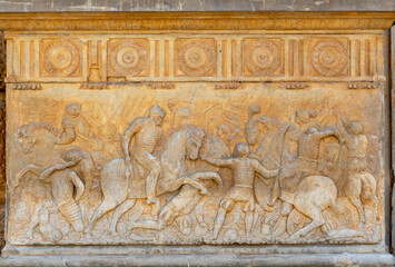 Relevo representado o imperador Carlos V em batalha como César no Palácio de Carlos V em Alhambra 