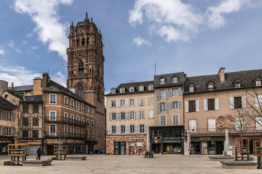 Rodez (Aveyron, France) - Cath&eacute;drale Notre-Dame de l'Assomption vue depuis la place de la Cit&eacute;