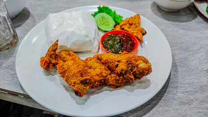 lunch menu of crispy chicken rice, stir-fried bean sprouts, stir-fried kale vegetables and fresh drinks