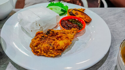 lunch menu of crispy chicken rice, stir-fried bean sprouts, stir-fried kale vegetables and fresh drinks