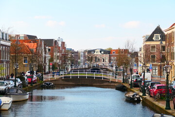Der Nieuwe Rijn in Leiden, Südholland