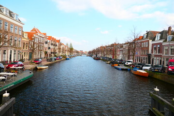 Fototapeta na wymiar Der Nieuwe Rijn in Leiden, Niederlande