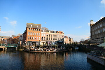 Fototapeta na wymiar Gäste Terrasse am Kanal, Leiden in Südholland