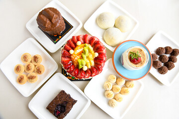 Close-up of homemade mug cakes with protein topping. Tek kisilik, adet yas pasta. Dogum gunu pastasi