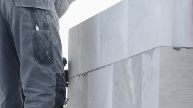 construction of a wall of a house made of aerated concrete blocks