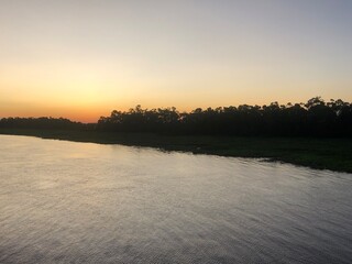 Por do Sol, céu noturno e comunidades ribeirinhas às margens do rio Amazonas