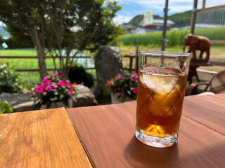 グラスに入った冷たい麦茶