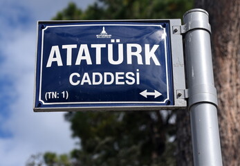 Straßenschild in Istanbul: ATATÜRK - Caddesi