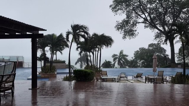 Paneo de un resort mientras cae una fuerte lluvia en panama