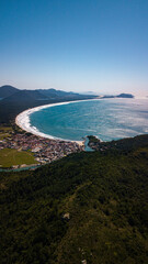 Fototapeta premium Paisagem Ilha Tropical Lagoa Conceição Florianópolis Floripa Santa Catarina Lago Mar Oceano Atlântico Natureza Verde Céu Sol Verão Veraneio Férias Viagem Viajar Cidade Sul Brasil Mata Atlântica Barcos