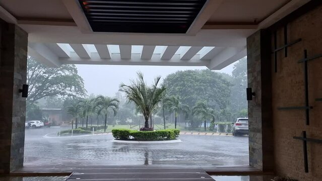 Una fuerte tormenta sacude los arboles en un resort en panama