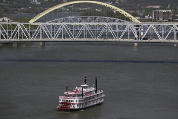 Fototapeta premium CINCINNATI BRIDGES & DINNER CRUISE BOATS