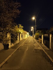 Une rue de quartier tranquille, vide et silencieux, pendant une soirée ou une nuitée, fort...