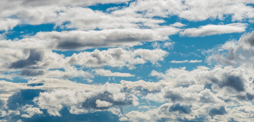 Vista del cielo azul semicubierto con varias nubes