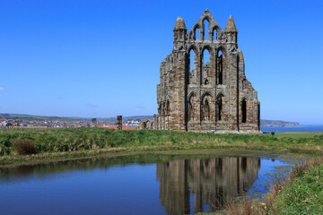 Obraz premium England, North Yorkshire, Whitby. Ruins of Benedictine monastery, Whitby Abbey.