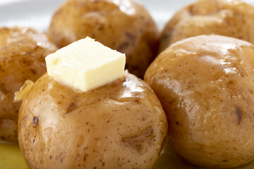 アツアツの男爵芋の上にバターを置いて溶けるシーン