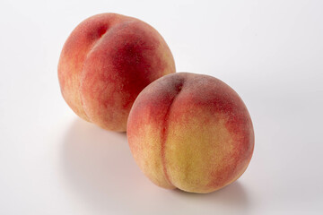 白背景に置いた桃