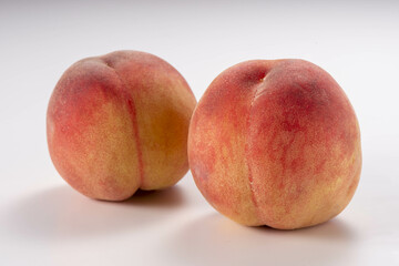 白背景に置いた桃