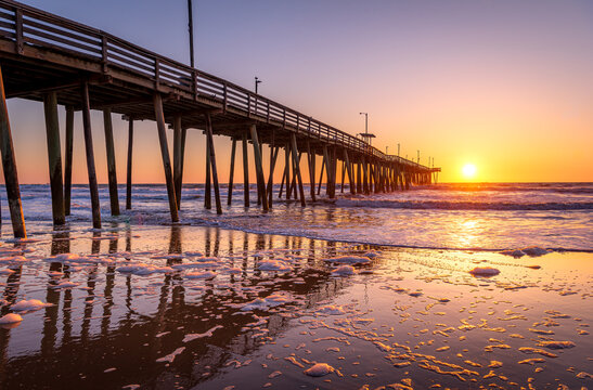 Fototapeta Venerable wood fishing pier in Virginia Beach at sunrise.
