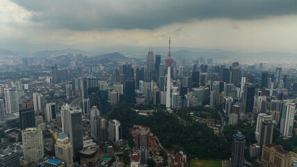 Obraz premium Kuala Lumpur, Malaysia - September 11, 2022: Aerial view of high-rise buildings and skyscrapers in Kuala Lumpur.
