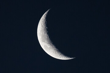 Obraz na płótnie Canvas luna en fase de luna creciente, con el detalle de algunos crateres