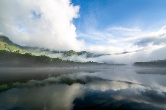 水面に映る上高地の山々、大正池 © chikala