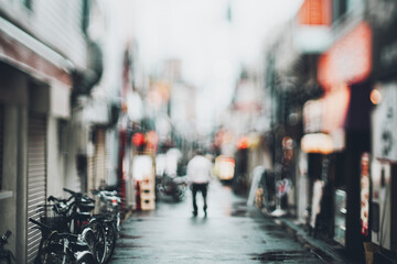 Fototapeta premium 雨に濡れた路地 ぼかし風景