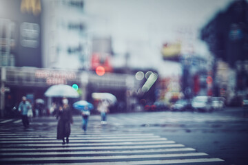 雨の日の横断歩道と町並みぼかし風景