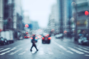 雨の日の横断歩道と町並みぼかし風景