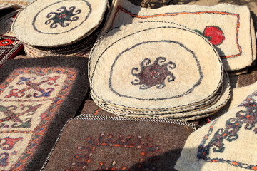Handmade rugs made from sheep's wool.  Turkmenistan. Ashkhabad market. - 595476395