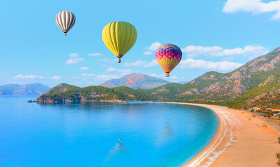 Hot air balloon flying over spectacular oludeniz (ölüdeniz) lagoon - Fethiye, Turkey