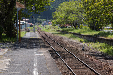 Fototapeta premium 日本の岡山県真庭市の春の月田駅