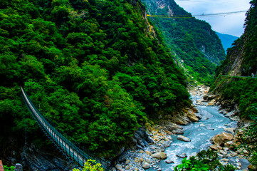 Fototapeta 太魯閣渓谷の急流に架かる吊り橋 obraz