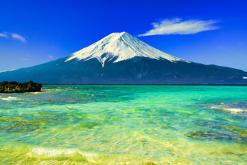 美しいサンゴ礁の海と富士山・合成写真