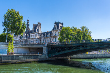 Fototapeta na wymiar Bridge over the Seine, Rentals in Paris