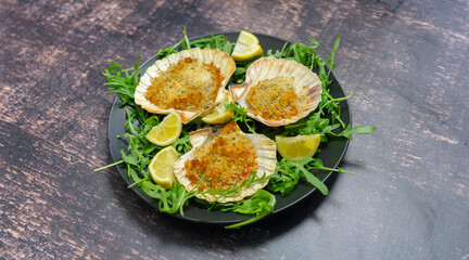 scallops au gratin cooked in the oven with parsley and lemon

