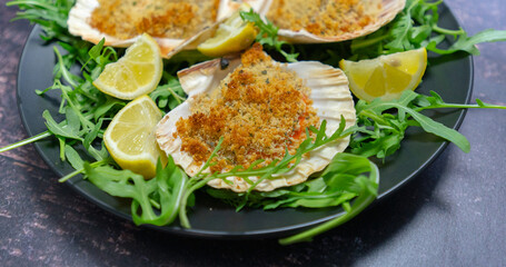 scallops au gratin cooked in the oven with parsley and lemon
