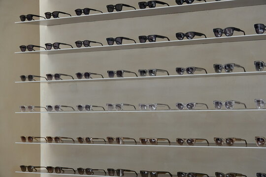 Des lunettes sur des &eacute;tag&egrave;res, magasin de lunettes