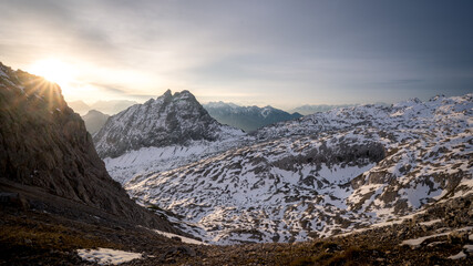 Obraz premium Sunrise view from Meilerhuette in the nearby hiking area of Zugspitze, Garmisch-Partenkirchen, Germany