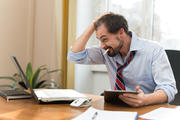 Obraz premium Stressed businessman at work