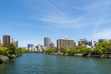 Fototapeta na wymiar 市街地に流れる川とその周辺の風景