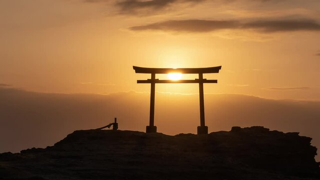 海辺の鳥居越しに昇る朝日のパンニング・タイムラプス映像（コンセプト：初日の出・新年）