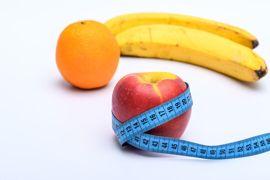 Zestaw owoców zdrowe przekąski dieta białe tło 