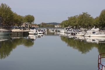 Le canal de la paix avec des bâteaux amarrés, ville de Beaucaire, département du Gard, France