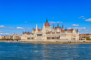Fototapeta premium View of Parliament building and the Danube river in Budapest, Hungary