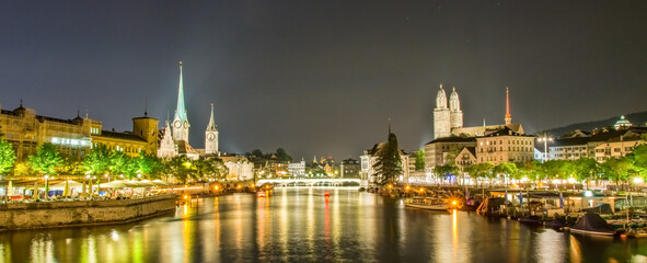 Fototapeta na wymiar Zürich bei Nacht auf der Quabrücke