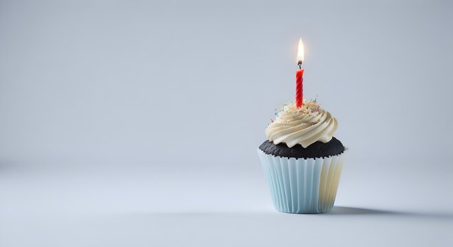 Pastel de magdalena con nata y una vela para celebraciones de feliz cumpleaños en la pastelería con fondo blanco