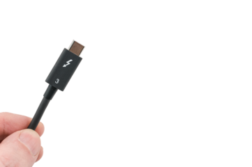 immagine con primo piano di dita che sorreggono un cavo di connessione dati Thunderbolt 3 su sfondo trasparente