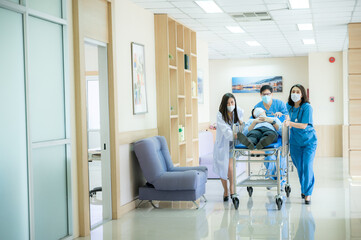 Obraz premium emergency patient concept, professional doctor working for help emergency patient at hospital clinic health care