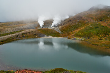 北海道　旭岳の紅葉と姿見の池
